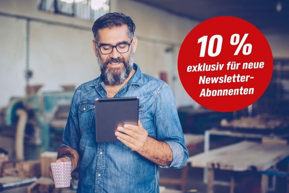 Button mit 10% für neue Newsletter Anmeldung daneben Person mit Bart und Brille schaut lächelnd auf ein Tablet
